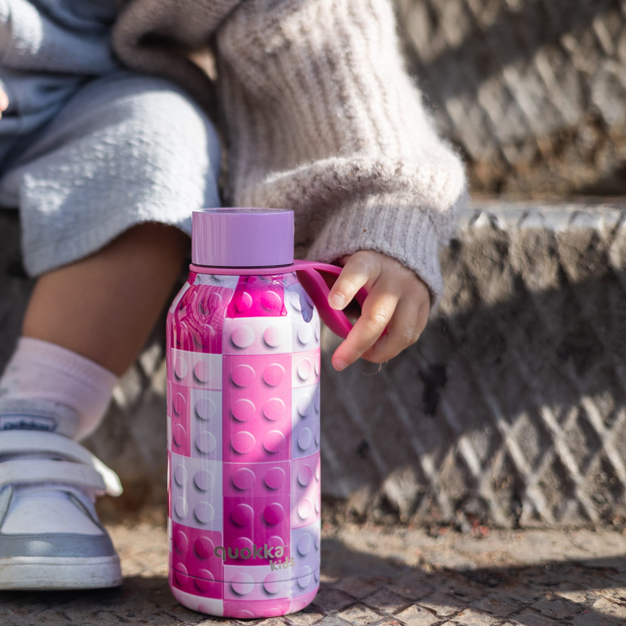 QUOKKA KIDS THERMAL SS BOTTLE SOLID WITH STRAP PINK BRICKS 330 ML